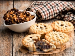 Плънка за коледни мини пайове (minced pie) със сушени плодови, фурми и ябълки - снимка на рецептата Плънка за коледни мини пайове (minced pie) със сушени плодови, фурми и ябълки - снимка на рецептата